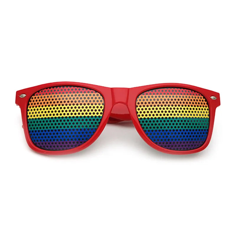 Sonnenbrille mit rotem Rahmen und perforierten Gläsern im Regenbogen-Design mit horizontalen Streifen in Rot, Orange, Gelb, Grün, Blau und Lila