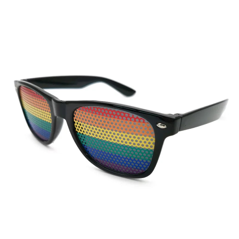 Sonnenbrille mit schwarzem Rahmen und perforierten Gläsern im Regenbogen-Design mit horizontalen Streifen in Rot, Orange, Gelb, Grün, Blau und Lila