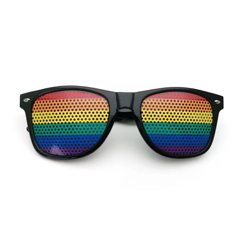 Sonnenbrille mit schwarzem Rahmen und perforierten Gläsern im Regenbogen-Design mit horizontalen Streifen in Rot, Orange, Gelb, Grün, Blau und Lila