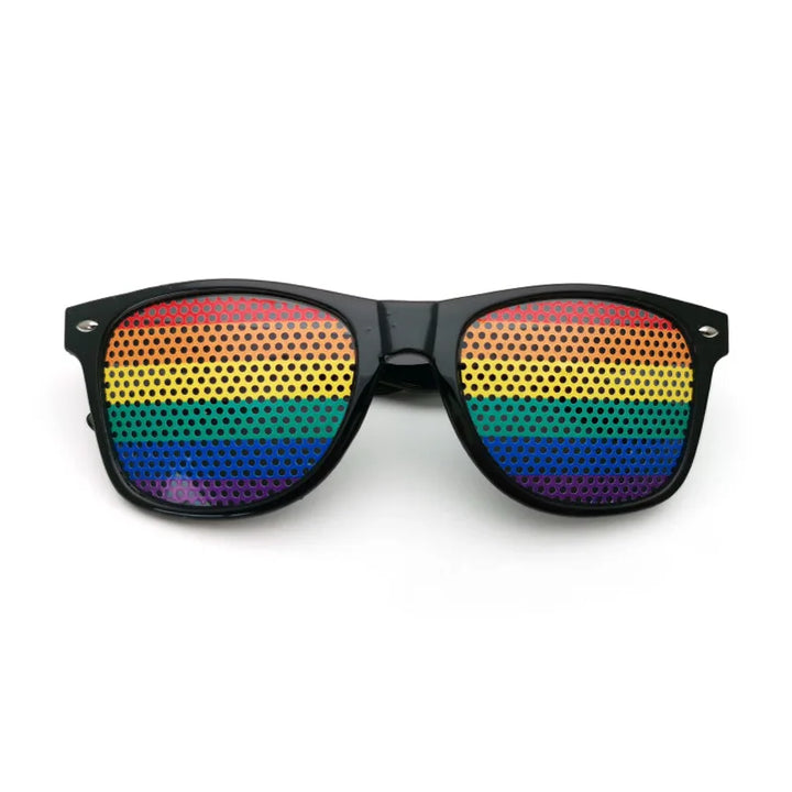 Sonnenbrille mit schwarzem Rahmen und perforierten Gläsern im Regenbogen-Design mit horizontalen Streifen in Rot, Orange, Gelb, Grün, Blau und Lila