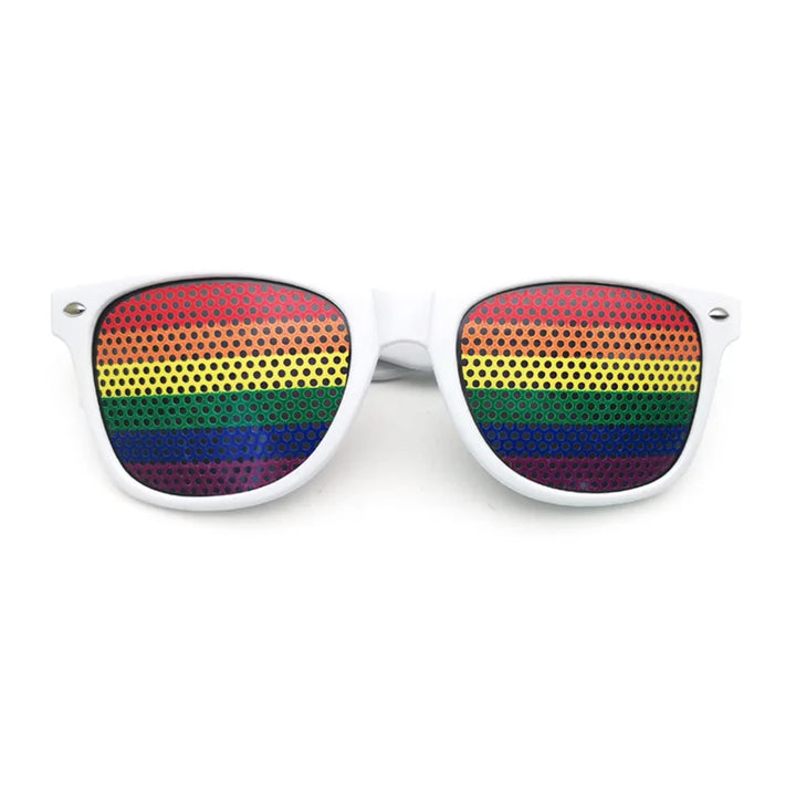 Sonnenbrille mit weissem Rahmen und perforierten Gläsern im Regenbogen-Design mit horizontalen Streifen in Rot, Orange, Gelb, Grün, Blau und Lila