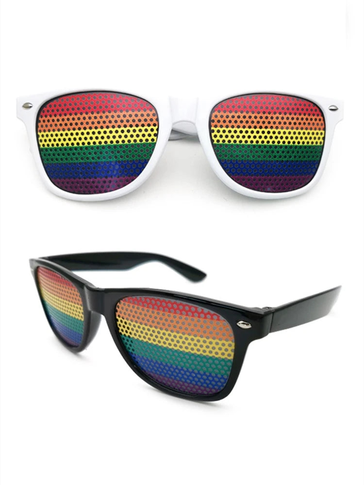 Zwei Sonnenbrillen mit perforierten Regenbogen-Linsen, einem mit weißem Rahmen und einem mit schwarzem Rahmen, die Gläser zeigen horizontale Regenbogenstreifen in Rot, Orange, Gelb, Grün, Blau und Lila