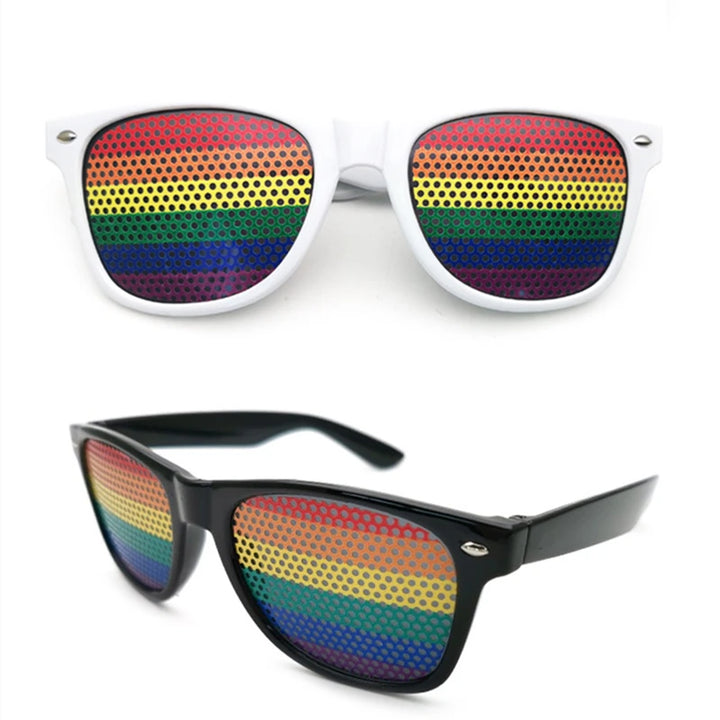 Zwei Sonnenbrillen mit perforierten Regenbogen-Linsen, einem mit weißem Rahmen und einem mit schwarzem Rahmen, die Gläser zeigen horizontale Regenbogenstreifen in Rot, Orange, Gelb, Grün, Blau und Lila