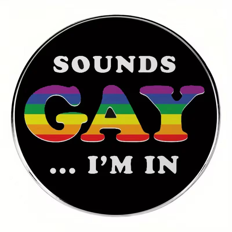 Sounds Gay I’m In Pride Pin mit Regenbogenfarben auf schwarzem Hintergrund