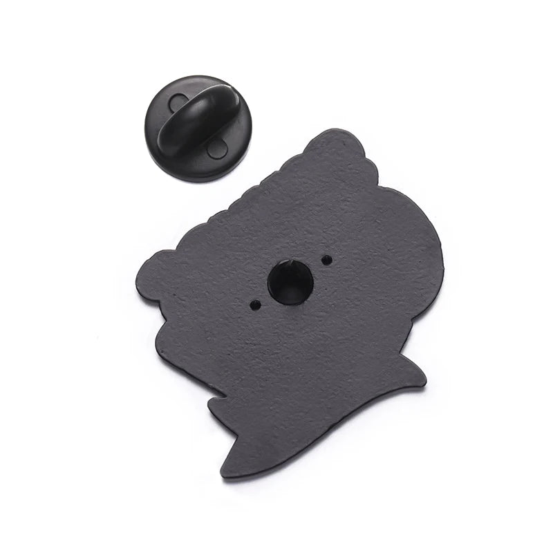 Rückseite des „Sounds Gay I’m In“-Pins mit schwarzer Metalloberfläche, einem einzelnen Metallstift und abnehmbarem Butterfly-Verschluss.