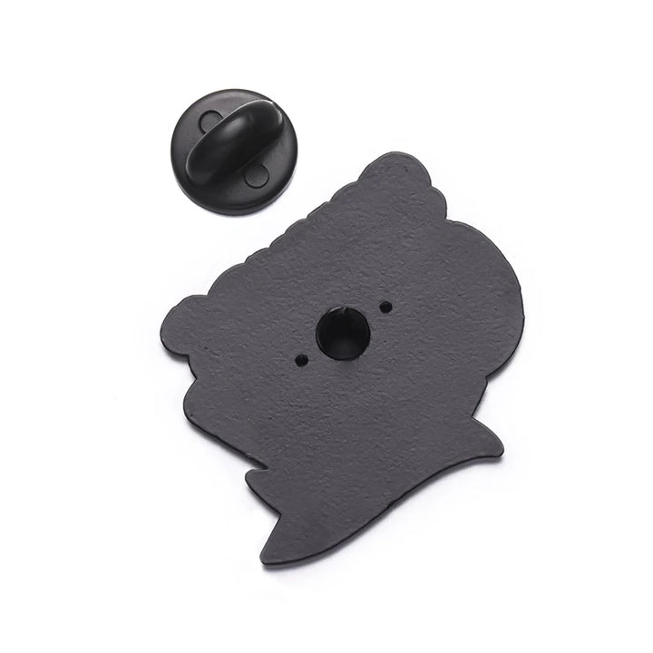 Rückseite des „Sounds Gay I’m In“-Pins mit schwarzer Metalloberfläche, einem einzelnen Metallstift und abnehmbarem Butterfly-Verschluss.