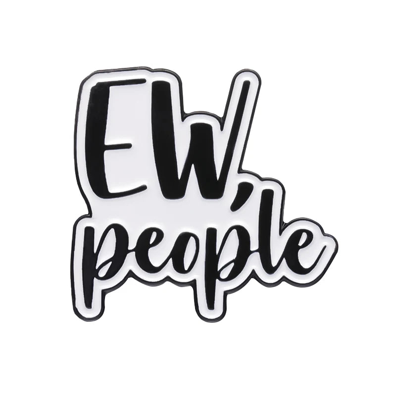 Weißer Statement-Pin mit schwarzer Aufschrift „EW, people“