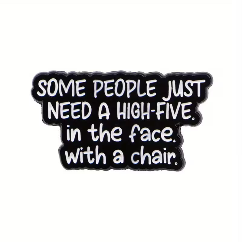 Schwarzer Statement-Pin mit weißem Text „Some people just need a high-five in the face with a chair“