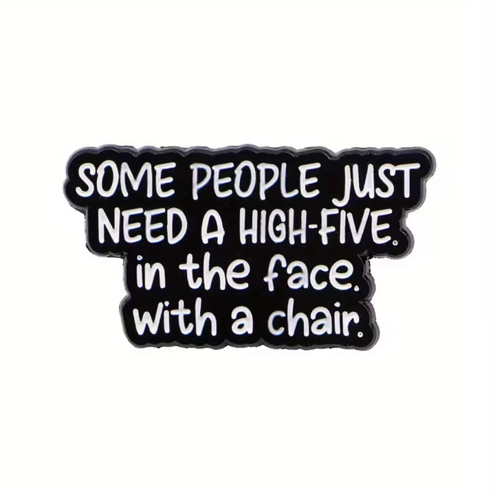 Schwarzer Statement-Pin mit weißem Text „Some people just need a high-five in the face with a chair“