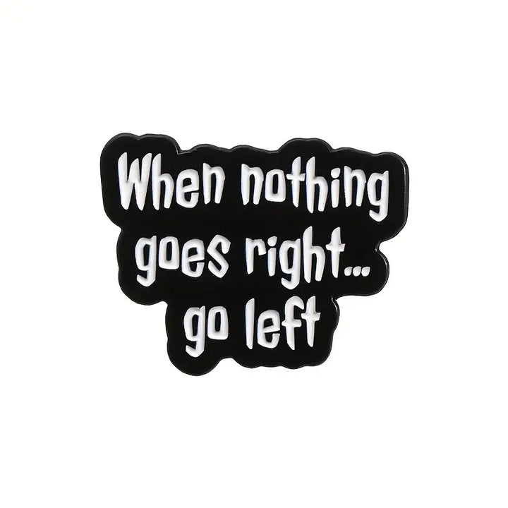 Schwarzer Statement-Pin mit weißem Schriftzug „When nothing goes right… go left“