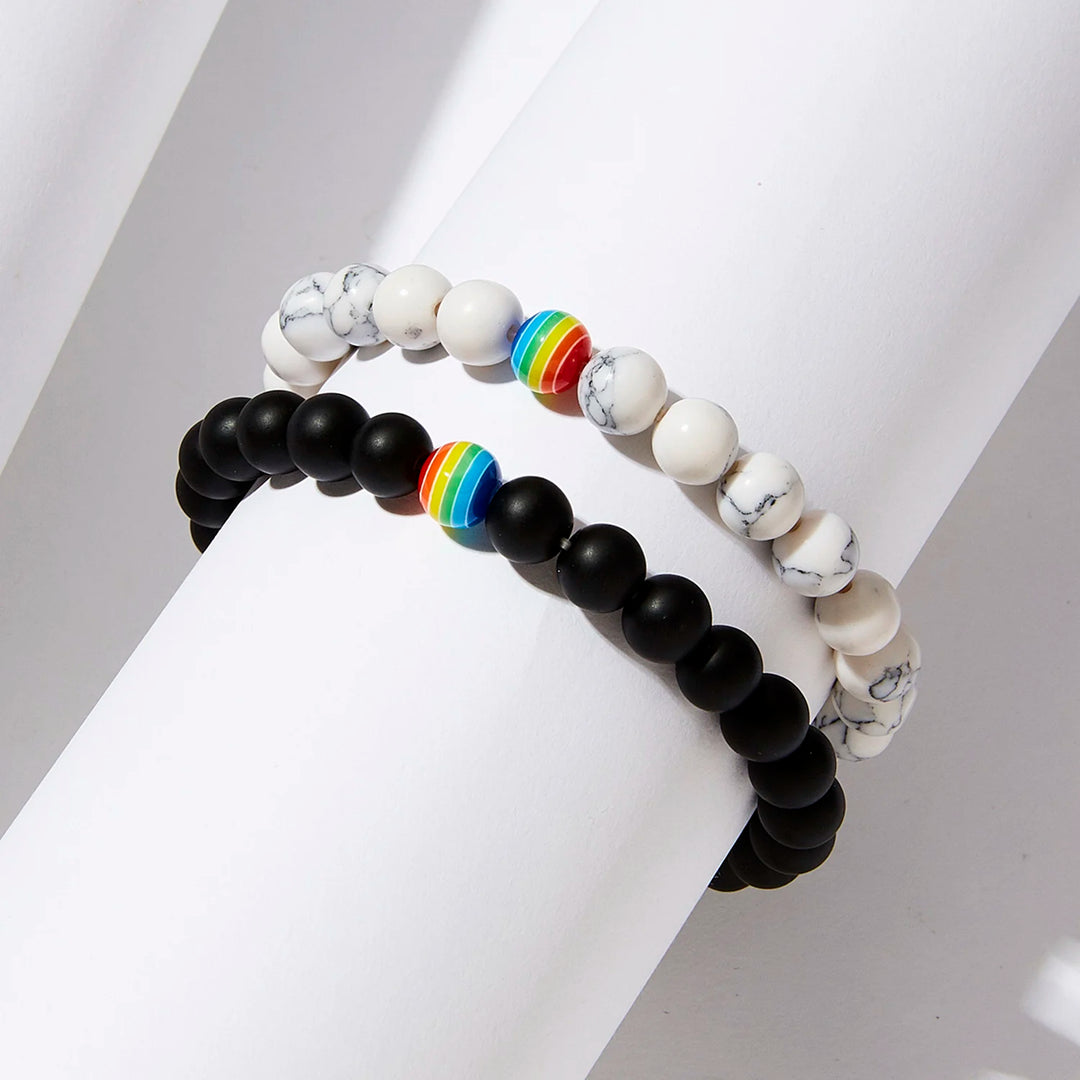 Schwarzes und weißes Perlenarmband mit Regenbogen-Perle