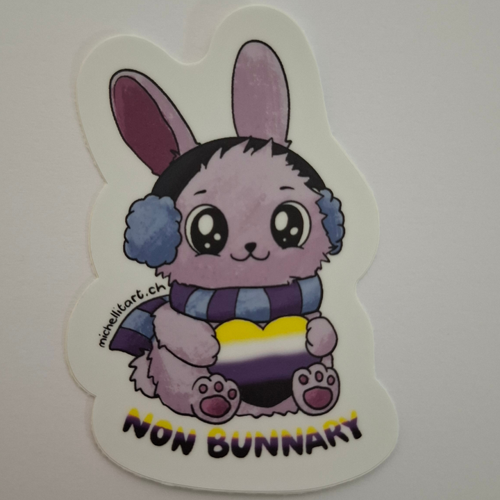 Non-Binary Hase Sticker von Michellitart mit Non-Binary Pride Schal in Gelb, Weiss, Lila und Schwarz. LGBTQIA+ Sticker aus der Schweiz.