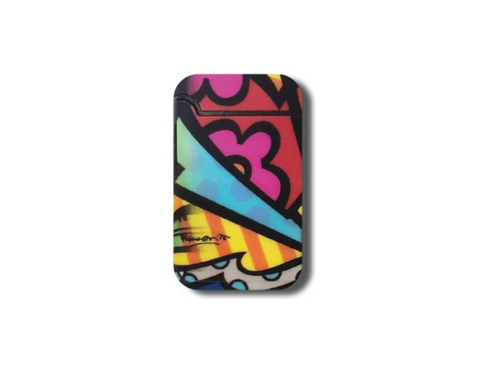 Jet-Flame-Feuerzeugen der Marke BRITTO, gestaltet im ikonischen Pop-Art-Stil von Romero Britto. Die Feuerzeuge zeigen lebendige Muster mit kräftigen Farben, abstrakten Formen und Motiven wie Herzen, Augen und Schmetterlingen. Die gelbe Verpackung ist ebenfalls mit kleinen Schmetterlingen verziert und trägt die Aufschrift „Jet Flame – High Quality – Refillable Lighter“ sowie „Easy Torch“ für einfache Handhabung.