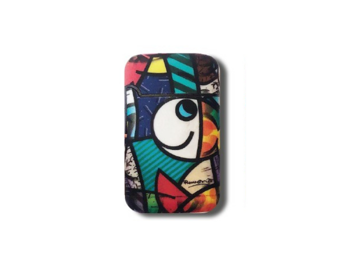 Jet-Flame-Feuerzeugen der Marke BRITTO, gestaltet im ikonischen Pop-Art-Stil von Romero Britto. Die Feuerzeuge zeigen lebendige Muster mit kräftigen Farben, abstrakten Formen und Motiven wie Herzen, Augen und Schmetterlingen. Die gelbe Verpackung ist ebenfalls mit kleinen Schmetterlingen verziert und trägt die Aufschrift „Jet Flame – High Quality – Refillable Lighter“ sowie „Easy Torch“ für einfache Handhabung.