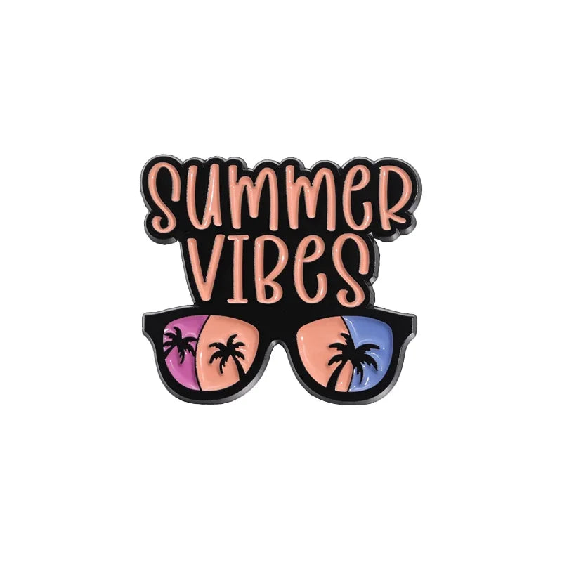 Summer Vibes Pin mit Sonnenbrille und Palmen – Emaille-Anstecker im Sommer-Design
