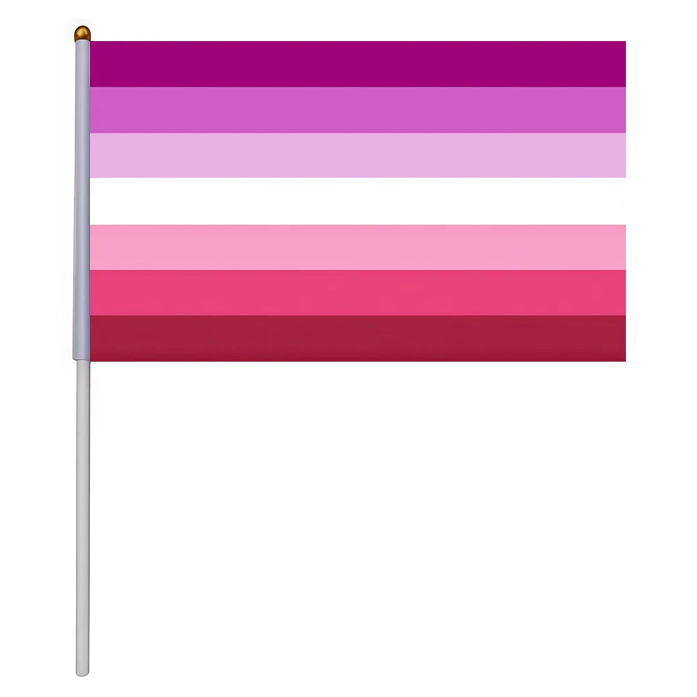 Lesbische Pride Handflagge im Sunset Lesbian Design mit rosa, pinken und violetten Streifen an Flaggenstab
