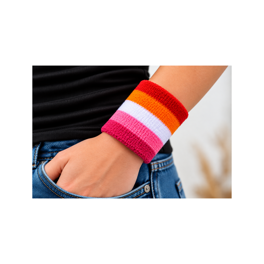 Sunset Lesbian Pride Schweissband in Rot, Orange, Weiss, Rosa und Dunkelrosa am Handgelenk getragen, kombiniert mit Jeans und schwarzem Oberteil