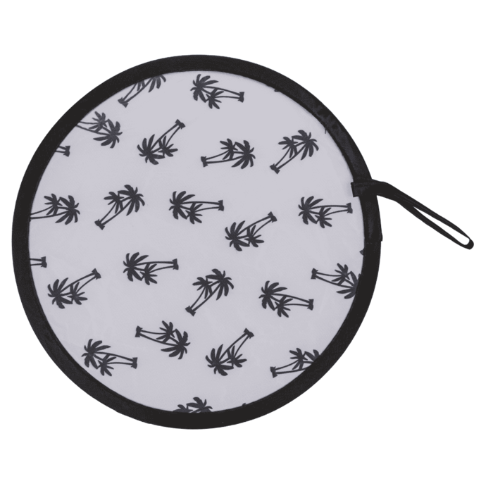 Faltbarer Taschenfächer Tropical im schwarz-weißen Palmen-Design, runder Handfächer mit Schlaufe, aus Polyester, auf weißem Hintergrund.