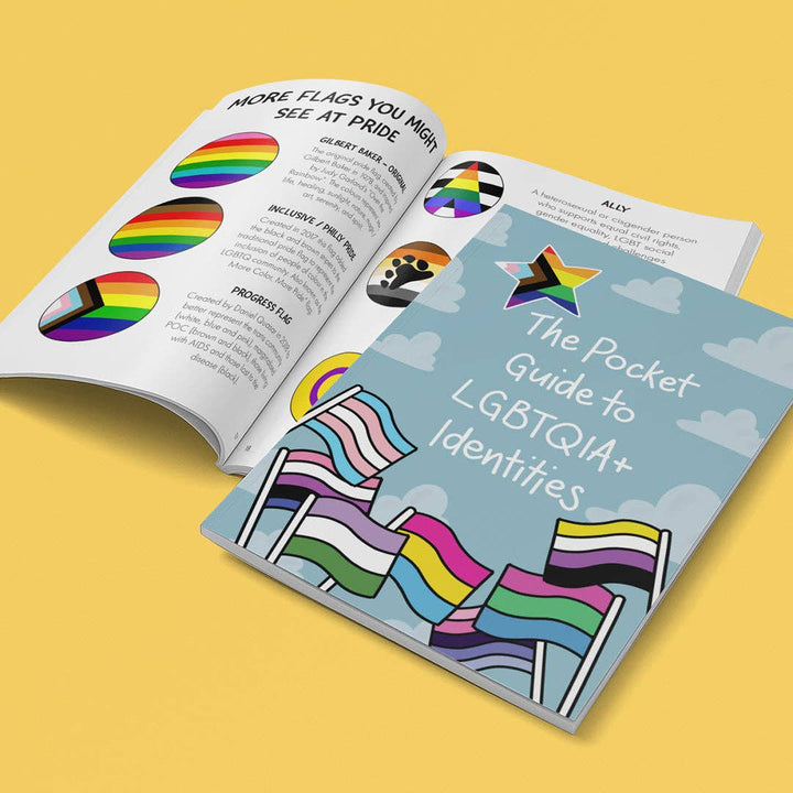 The Pocket Guide to LGBTQIA+ Identities mit über 40 Pride-Flaggen, sexuellen Orientierungen und Geschlechtsidentitäten im handlichen A6-Format.
