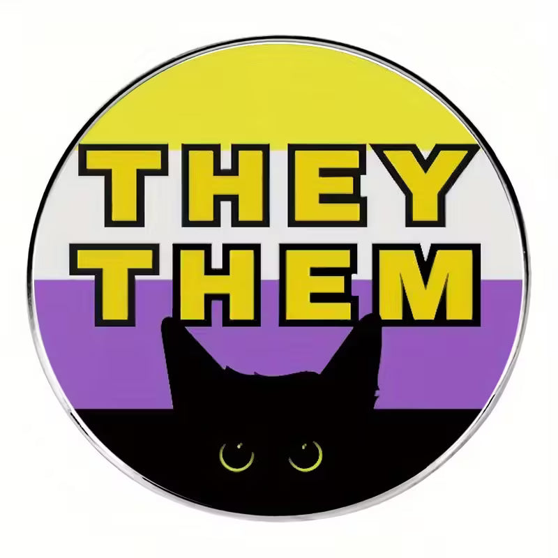 Runder They/Them Pronomen Button mit gelb-weiß-lila Hintergrund und schwarzer Katze – Nonbinary Pride Ansteckbutton, 3 cm