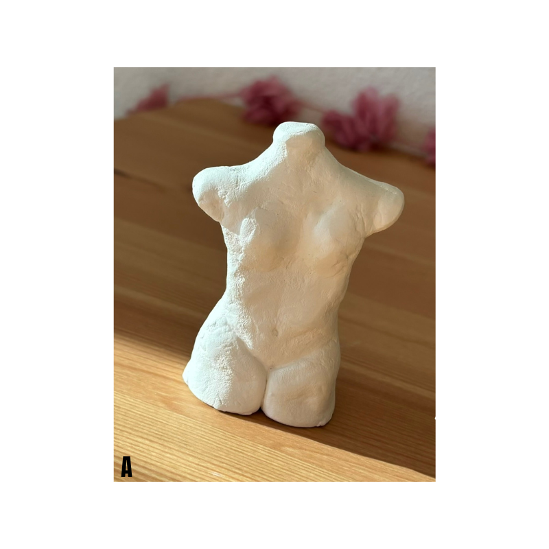 Handgefertigte Torso Skulptur aus weißer Modelliermasse als minimalistische Deko auf Holztisch