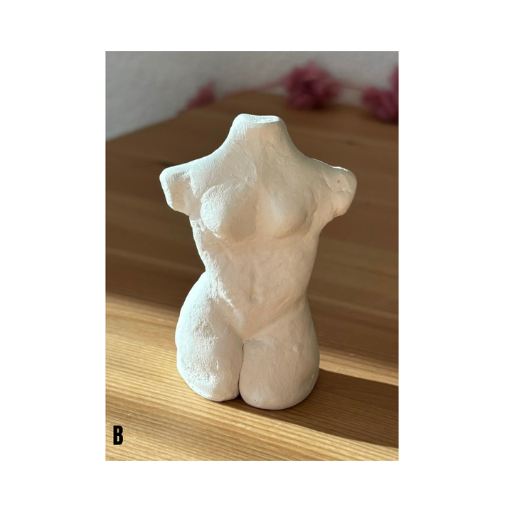 Handgefertigte Torso Skulptur aus weißer Modelliermasse als minimalistische Deko auf Holztisch