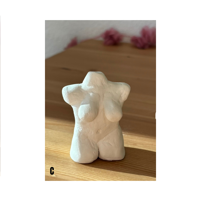 Handgefertigte Torso Skulptur aus weißer Modelliermasse als minimalistische Deko auf Holztisch