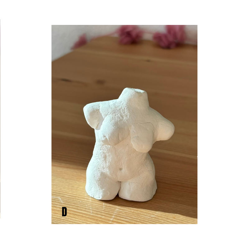 Handgefertigte Torso Skulptur aus weißer Modelliermasse als minimalistische Deko auf Holztisch