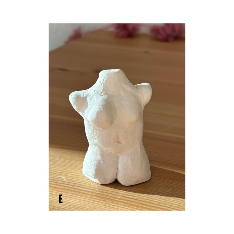 Handgefertigte Torso Skulptur aus weißer Modelliermasse als minimalistische Deko auf Holztisch