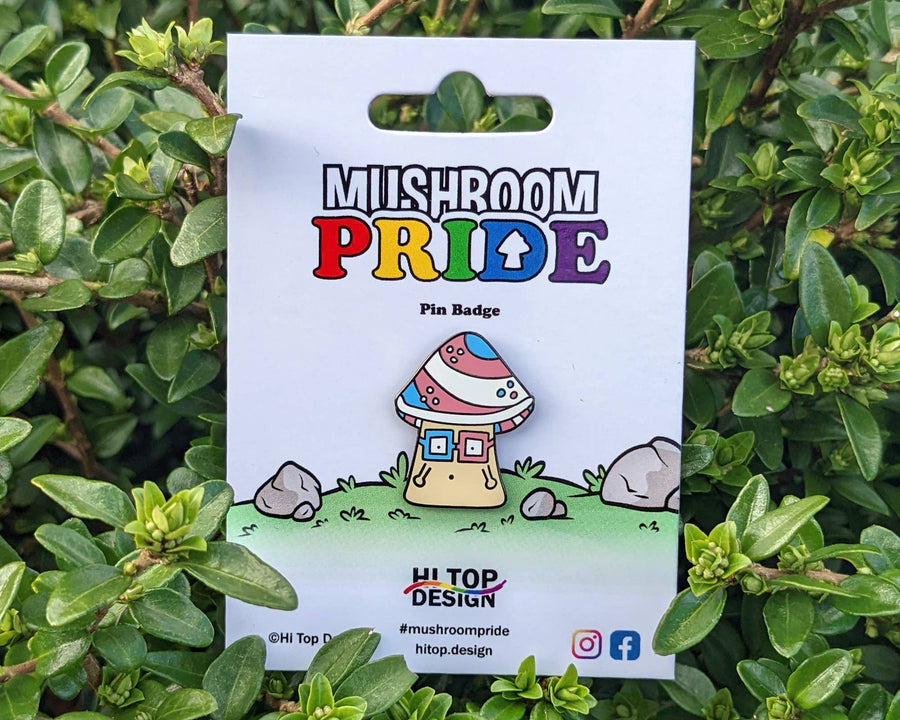 Trans Pride Pilz Anstecknadel auf Verpackung im Garten LGBTQIA+ Emaille Pin