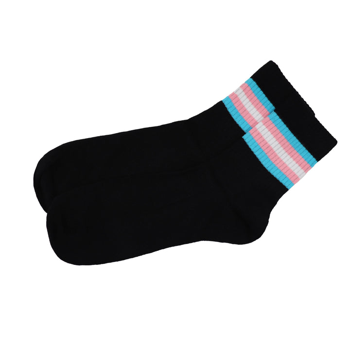 Schwarze Unisex-Socken aus Baumwolle mit gewebten Streifen in den Farben der Trans-Pride-Flagge