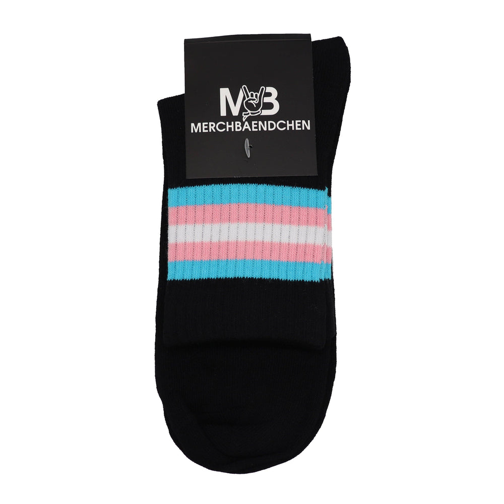 Verpackte schwarze Unisex-Socken aus Baumwolle mit gewebten Streifen in den Farben der Trans-Pride-Flagge