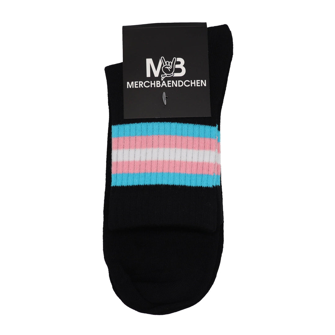 Verpackte schwarze Unisex-Socken aus Baumwolle mit gewebten Streifen in den Farben der Trans-Pride-Flagge
