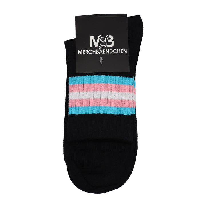 Verpackte schwarze Unisex-Socken aus Baumwolle mit gewebten Streifen in den Farben der Trans-Pride-Flagge