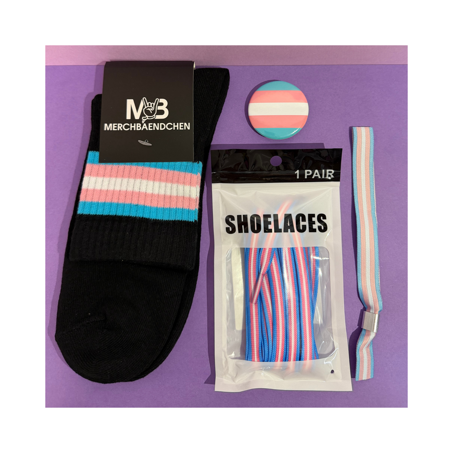 Trans Pride Starter Kit mit Socken, Schnürsenkeln, Armband und Pride-Pin in den Farben der Transgender-Pride-Flagge.