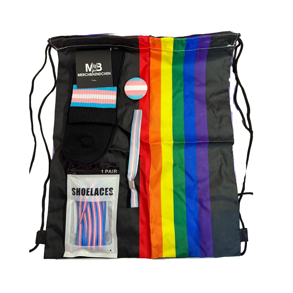 Inhalt des Trans Pride Starter Kits mit Socken, Schnürsenkeln, Armband und Pin im Design der Transgender-Pride-Flagge.