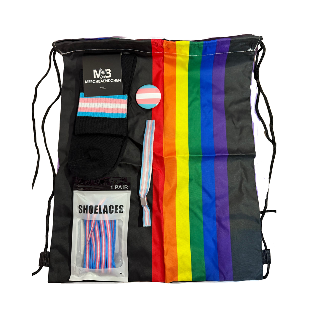 Inhalt des Trans Pride Starter Kits mit Socken, Schnürsenkeln, Armband und Pin im Design der Transgender-Pride-Flagge.