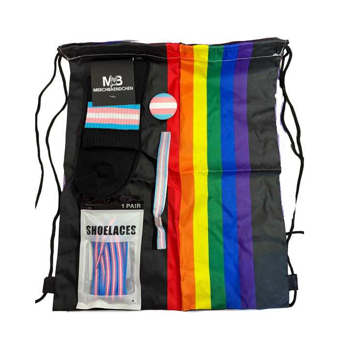 Inhalt des Trans Pride Starter Kits mit Socken, Schnürsenkeln, Armband und Pin im Design der Transgender-Pride-Flagge.