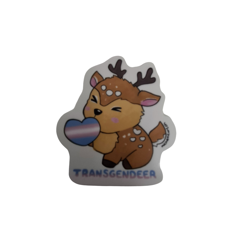 Kawaii-Reh-Sticker Transgendeer mit braunem Kitz, das ein Transgender-Pride-Herz hält.