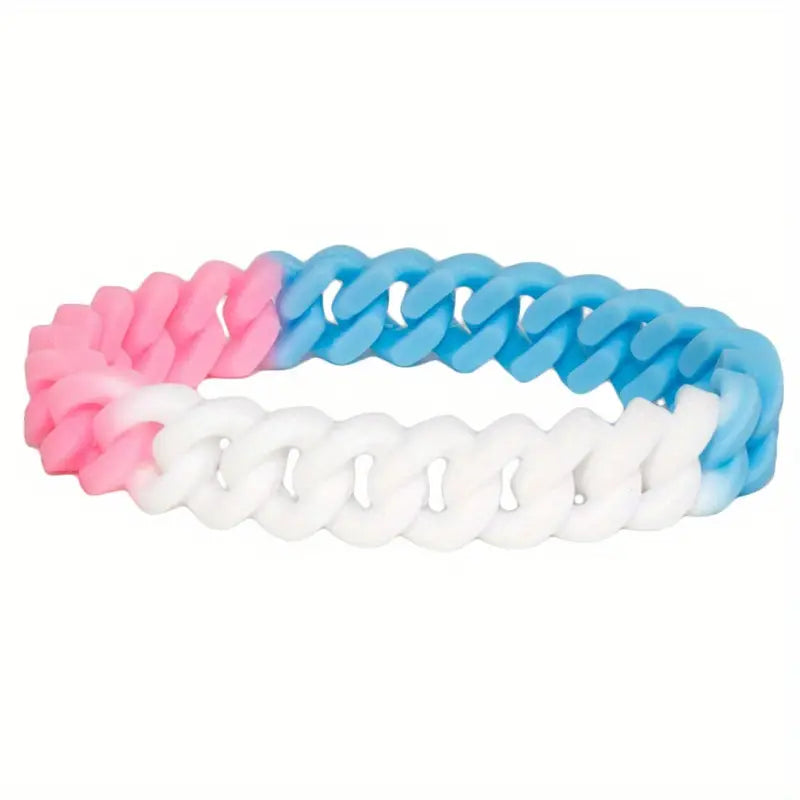Ein geflochtenes Armband aus Silikon in den Farben der Transgender-Flagge: Rosa, Weiß und Hellblau.