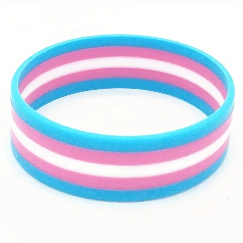 Transgender-Pride Silikonarmband in Blau, Rosa und Weiß mit horizontalen Streifen auf weißem Hintergrund.