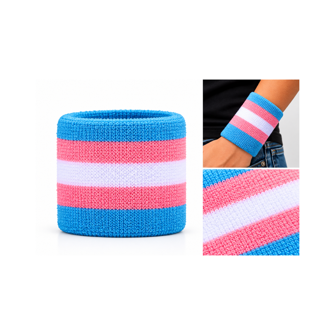 Transgender Pride Schweissband mit Produktansicht, Tragebeispiel am Handgelenk und Detailaufnahme der hellblauen, rosa und weissen Streifen