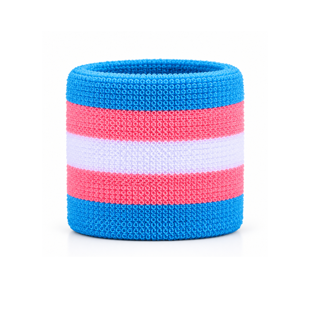 Transgender Pride Schweissband im Frottee-Stil mit hellblauen, rosa und weissen Streifen auf weissem Hintergrund