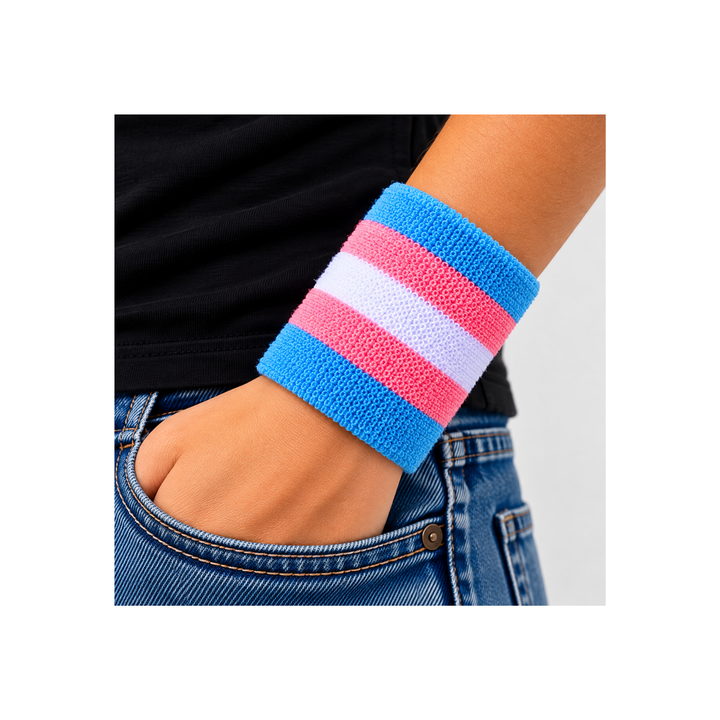 Transgender Pride Schweissband aus Frottee in Hellblau, Rosa und Weiss am Handgelenk getragen