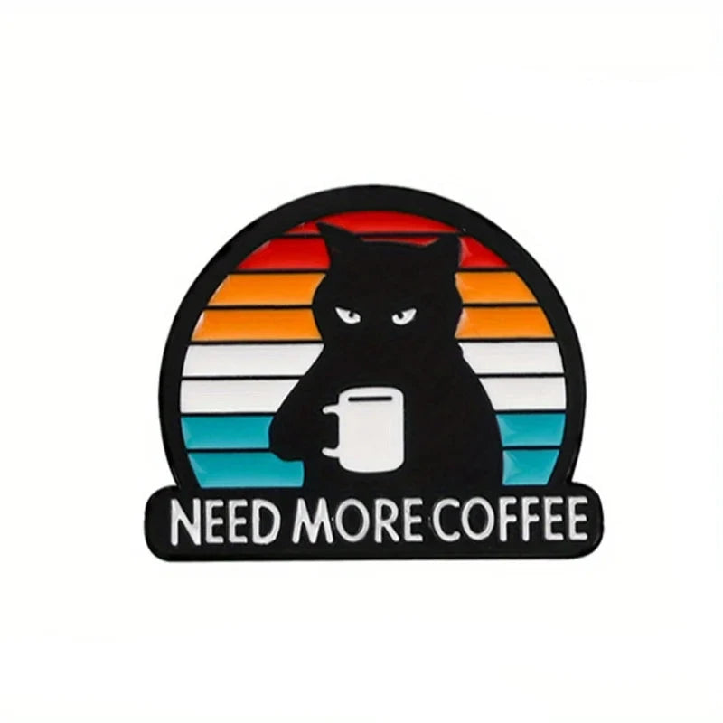 Vintage Katzen-Pin „Need More Coffee“ mit schwarzer Katze und Kaffeetasse im Retro-Design
