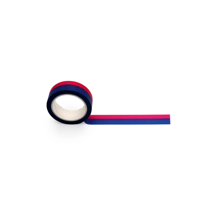 Washi Tape Rolle in Bisexual Pride Farben Pink Lila Blau auf weißem Hintergrund