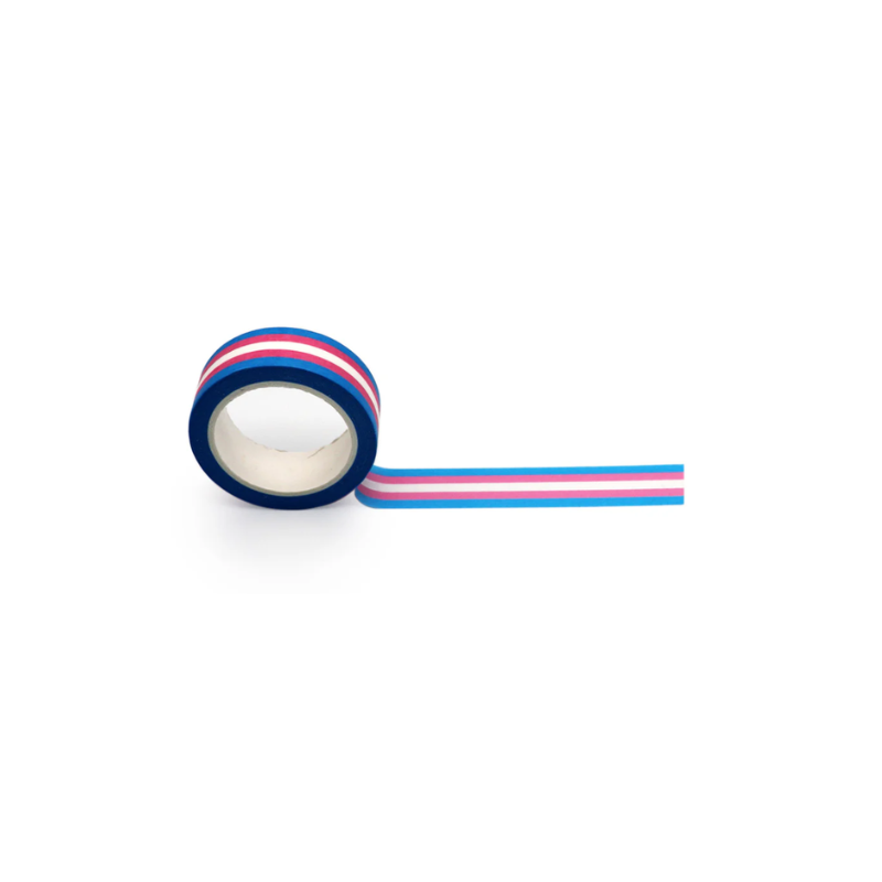 Washi Tape Rolle in Transgender Pride Farben Blau Rosa Weiß auf weißem Hintergrund