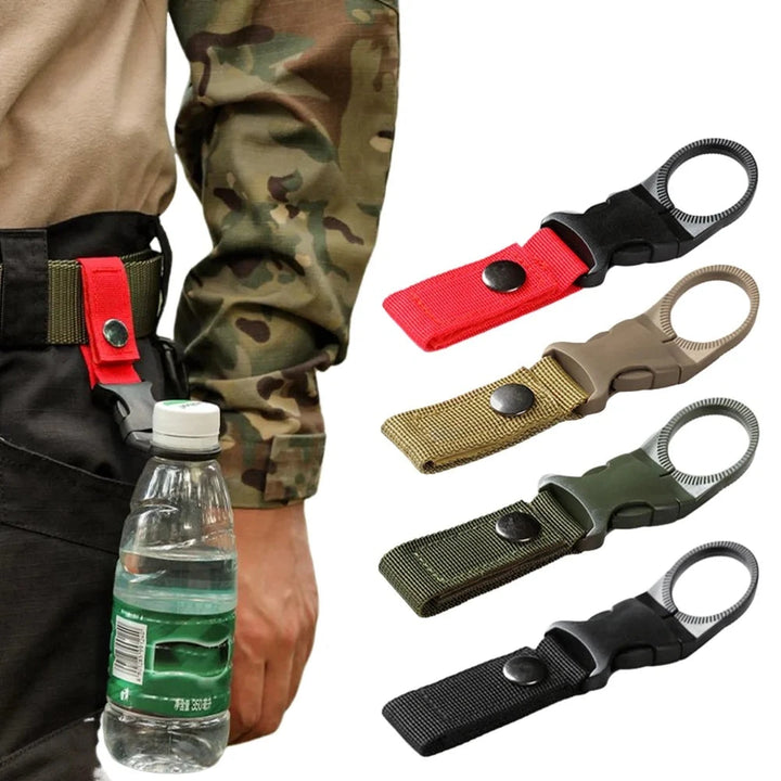 Wasserflaschenhalter mit Karabinerring in Rot, Beige, Grün und Schwarz. Ein Halter ist an einem Gürtel befestigt und trägt eine Wasserflasche, daneben sind vier einzelne Flaschenhalter freigestellt dargestellt.