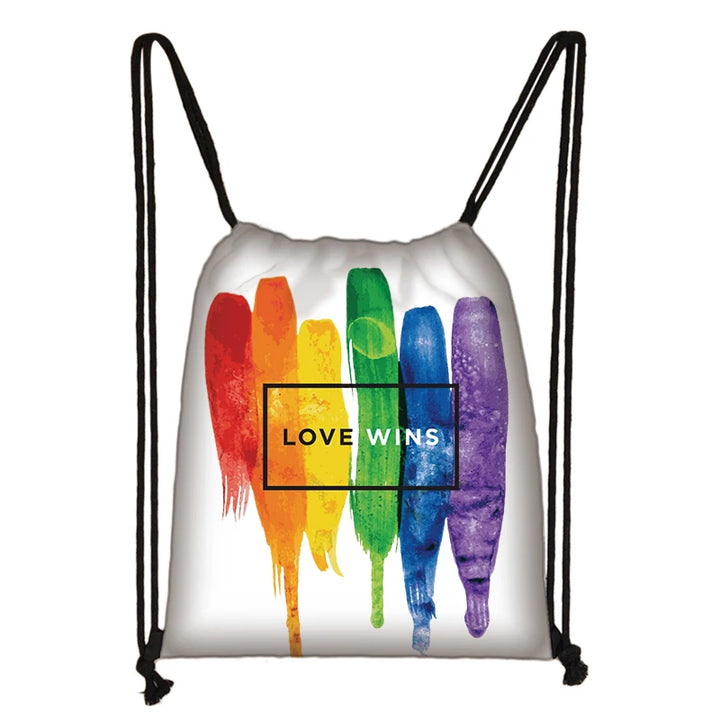Weisser Regenbogen Rucksack „Love Wins“ im Pride Design – LGBTQ Turnbeutel