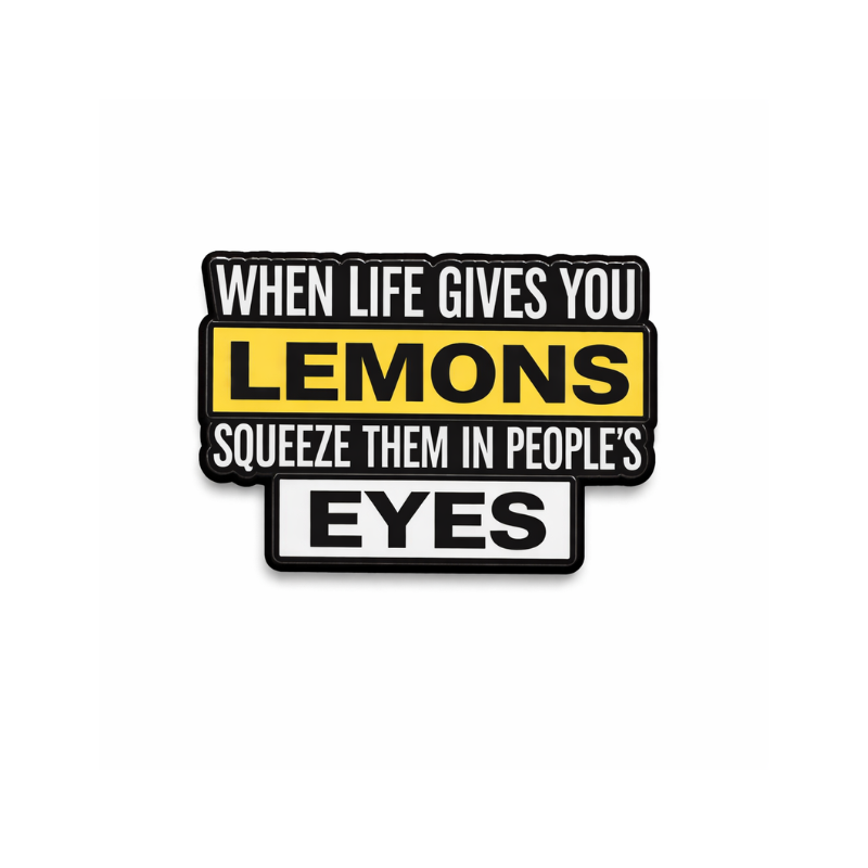 Statement-Pin mit Text „When life gives you lemons squeeze them in people’s eyes“ in Schwarz, Gelb und Weiß